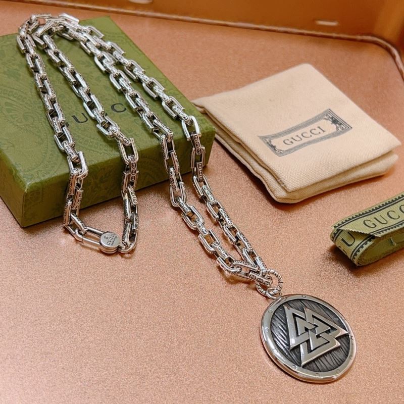 G*u*i necklaces